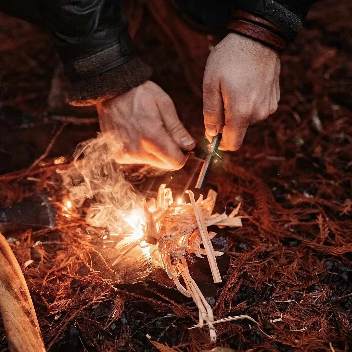 4-piece set of iron magnesium ignition rod ignition kit, including iron magnesium rod, white steel igniter and hanging rope leather cover, waterproof survival fire sickle steel, suitable for camping, hiking, backpack travel a